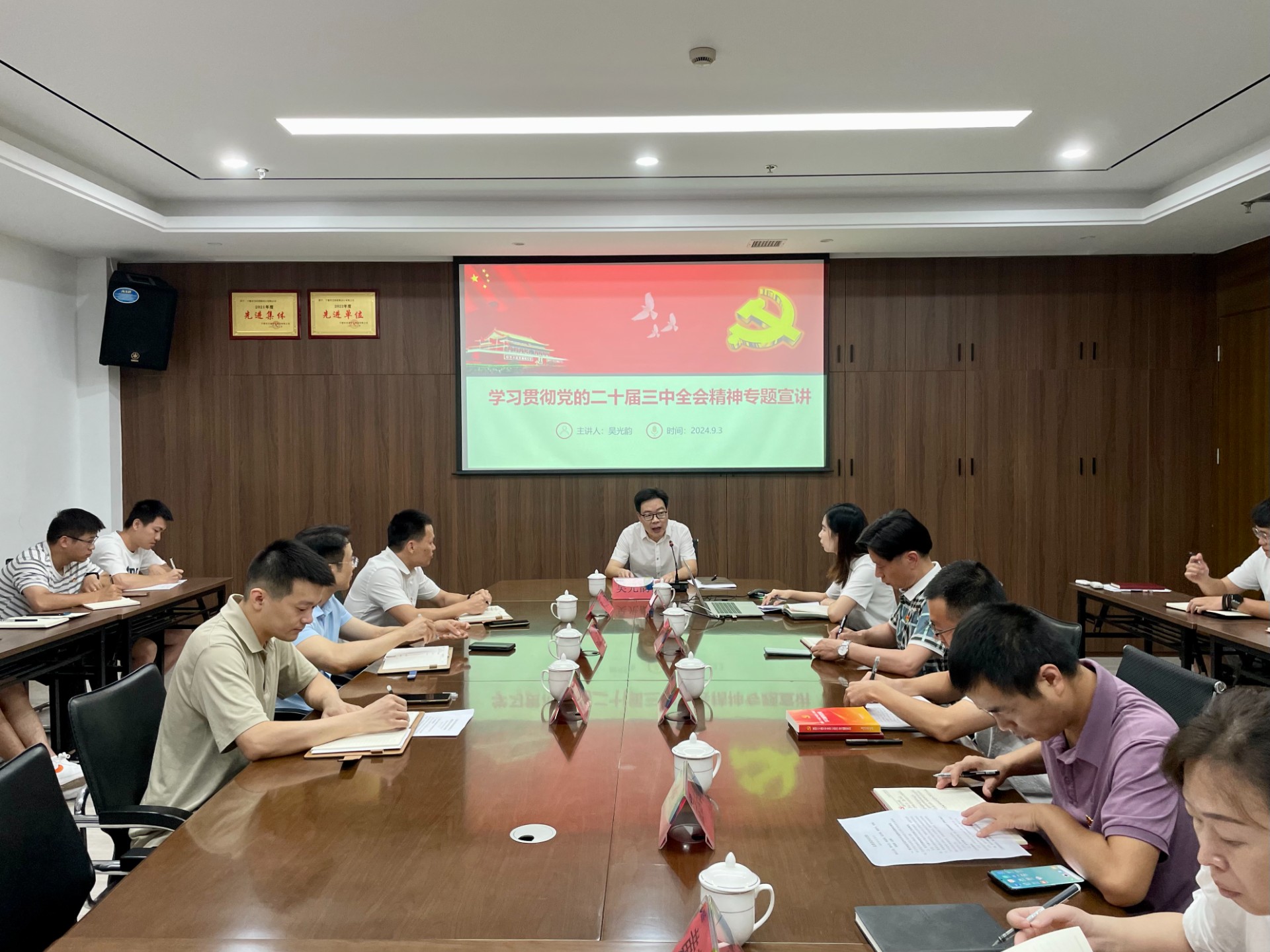 市交投集團(tuán)領(lǐng)導(dǎo)深入市交投物流集團(tuán)市交投勘察設(shè)計公司開展聯(lián)系點(diǎn)工作，葉嵐清拍攝1.jpg